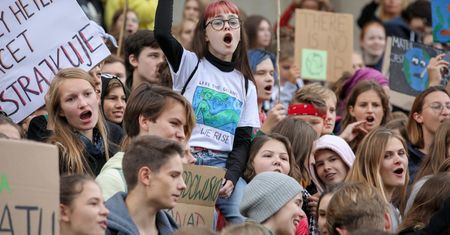 Młodzieżowy Strajk Klimatyczny. Młodzi powiedzieli dość i wyszli na ulice. Wyborcy PiS i PO ich popierają (Badanie)