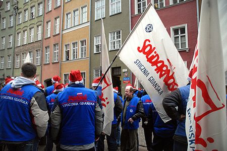 Stoczniowcy pikietowali komisariat policji