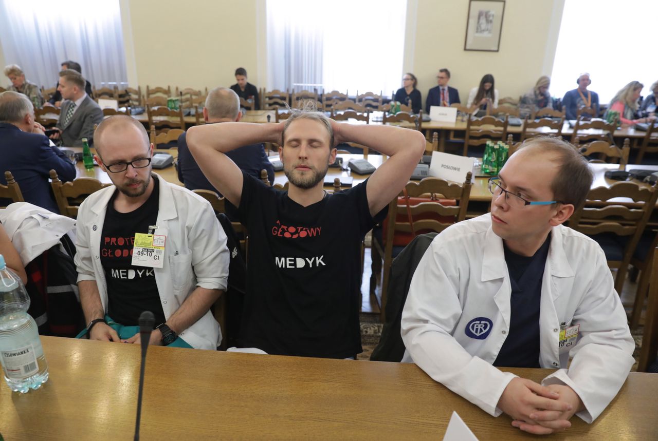 Kolejny dzień strajku lekarzy rezydentów. Protestujący oczekują zaangażowania Beaty Szydło