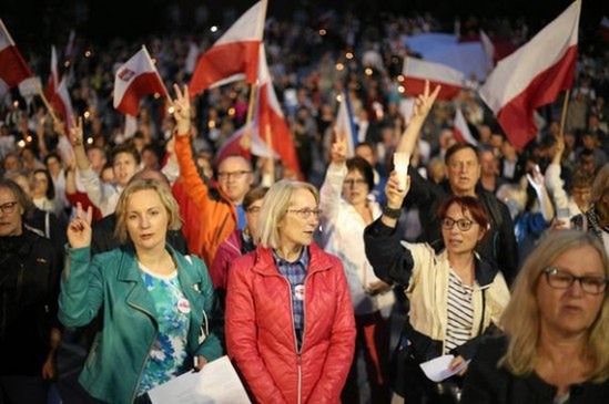 Kobiety protestują przed siedzibą PiS