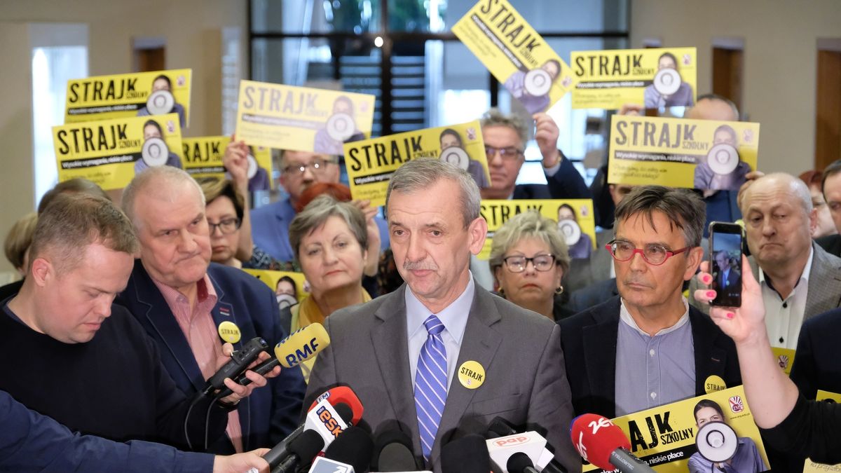 Postulat 1000 zł podwyżki dla nauczycieli zgłasza ZNP. Według Dworczyka w budżecie nie ma tyle pieniędzy