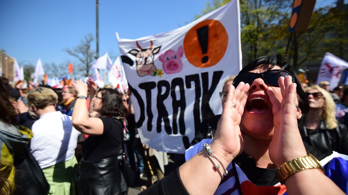 Strajk włoski może się skończyć karą dla pracownika.