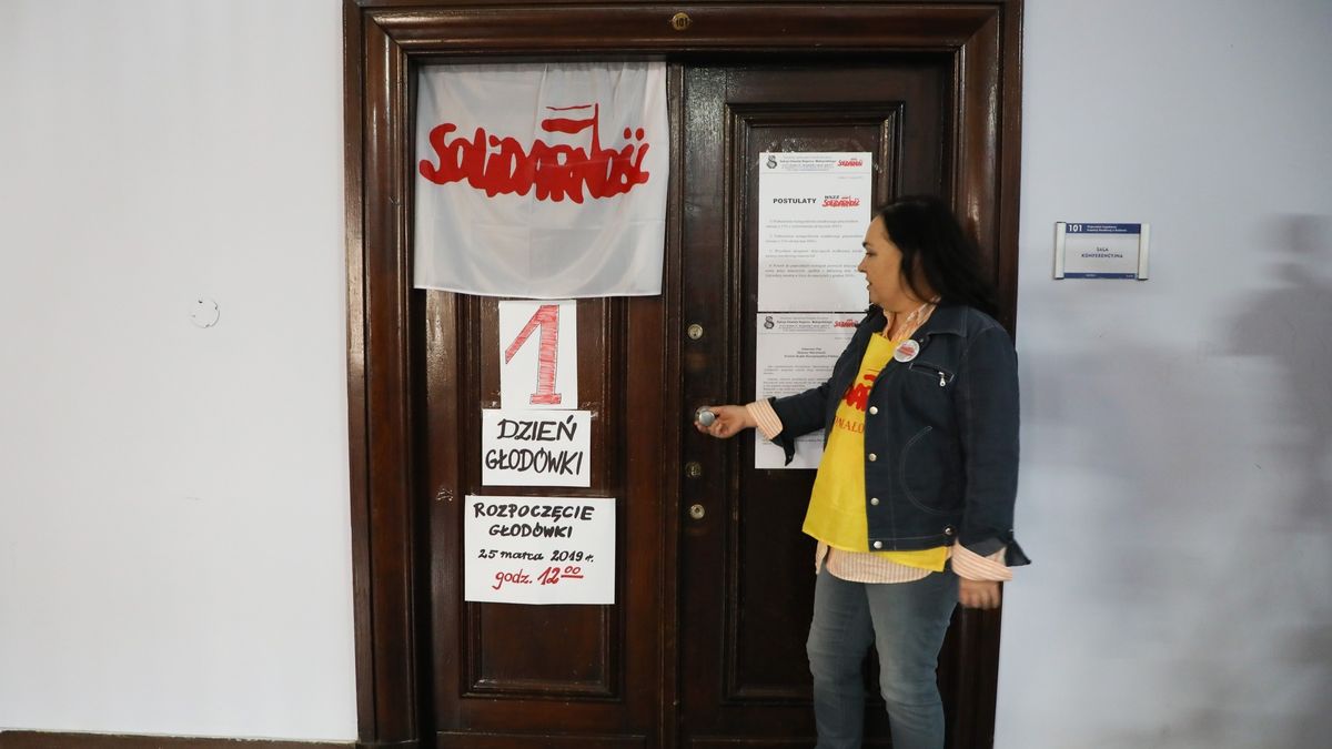 Nauczyciele okupujący krakowskie kuratorium rozpoczęli głodówkę.