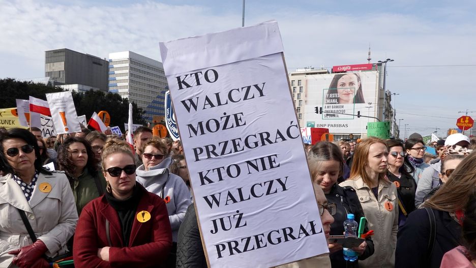 Nauczyciele skarżą się, że za strajk potrącono im za dużo.