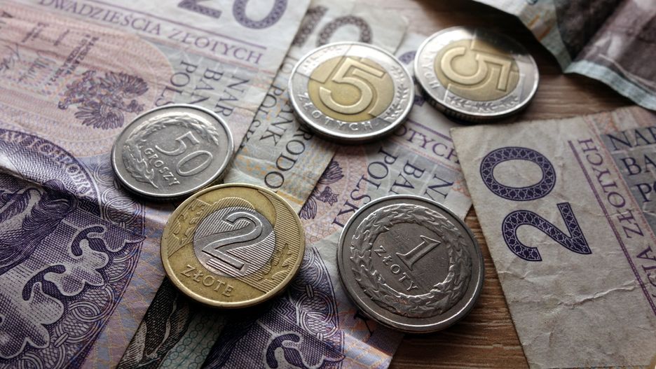 Plik pieniędzy młoda dziewczynka przekazała obcemu mężczyźnie