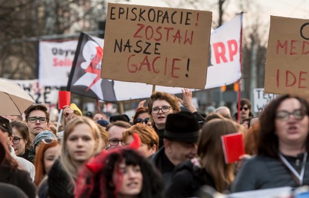 Ksiądz skomentował protesty kobiet. Przyrównał je do nazistów