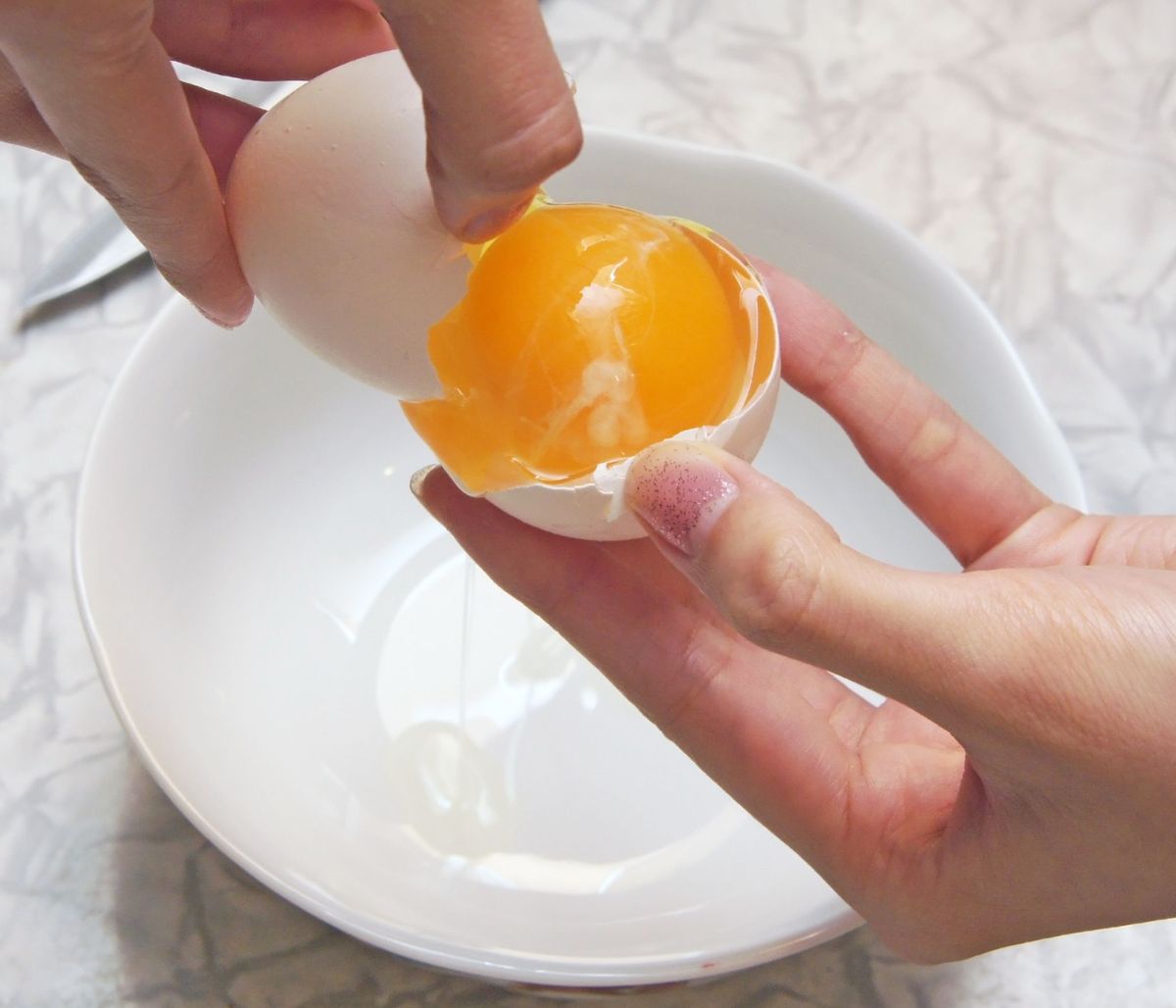 Jak błyskawicznie ugotować jajko w koszulce? Wykorzystaj mikrofalówkę