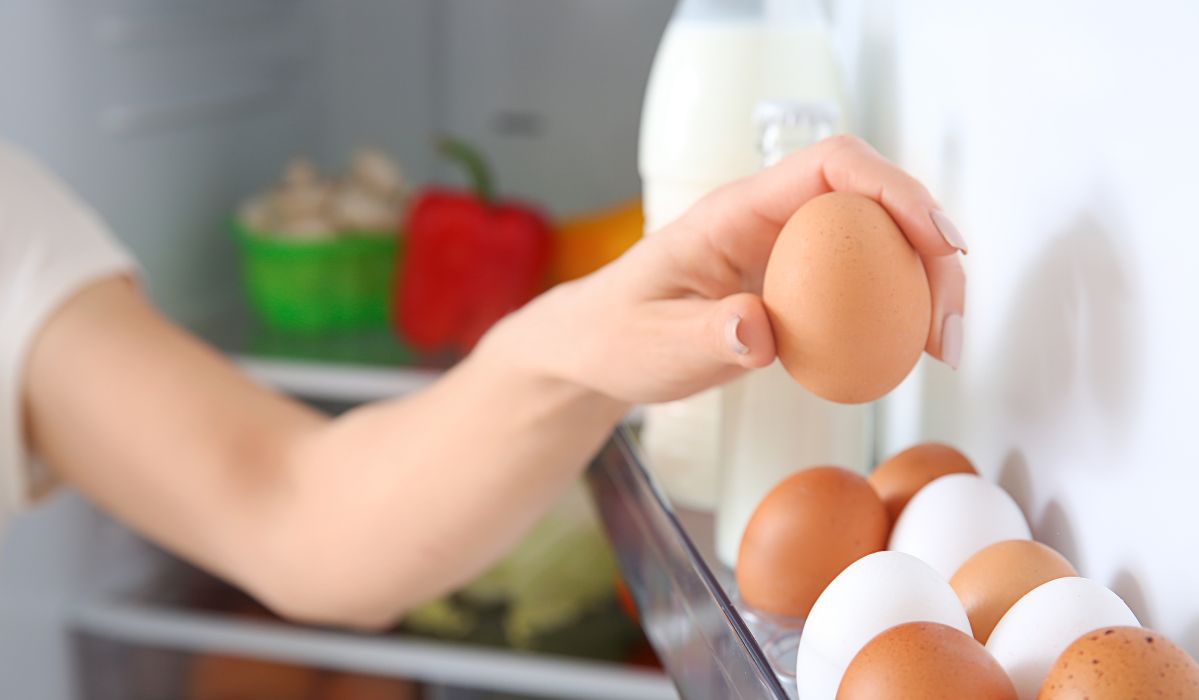 Myjesz jajka przed włożeniem do lodówki? Ten błąd może cię wiele kosztować!