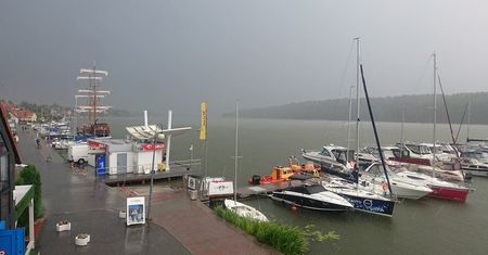 Burze przechodzą przez Polskę. Zalane miasta, jedna ofiara śmiertelna