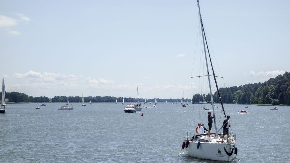 Płonąca jednostka została odholowana do portu