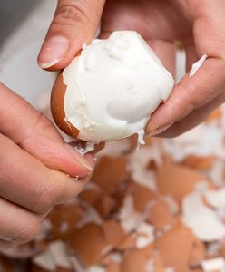 Użyj słoika, by obrać jajko. Prosty i skuteczny sposób