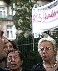 Butem w prezydenta, jajkiem w premiera