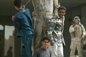 Z młotami i kamieniami na Saddama