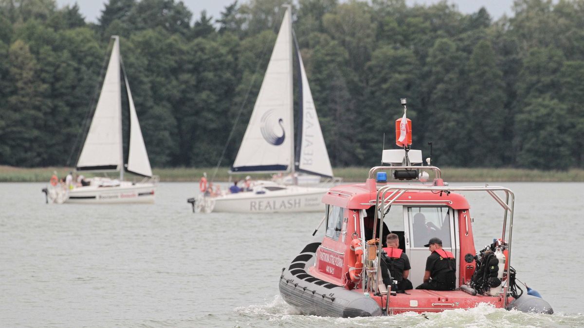 Piotr Woźniak-Starak poszukiwany. Na zdj. Służby Państwowej Straży Pożarnej na jeziorze Kisajno