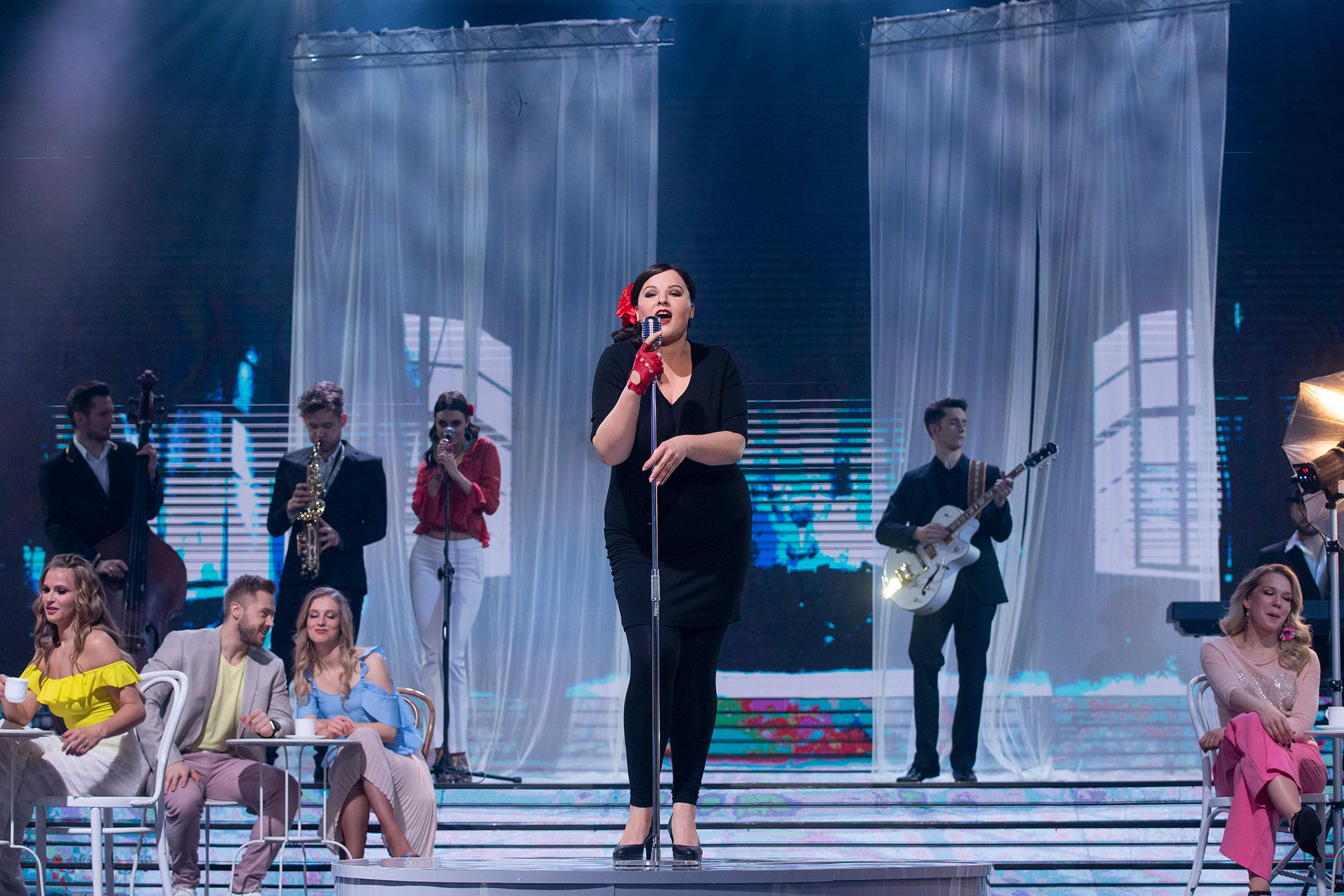 Ela Romanowska w "Twoja Twarz Brzmi Znajomo" jako Caro Emerald.