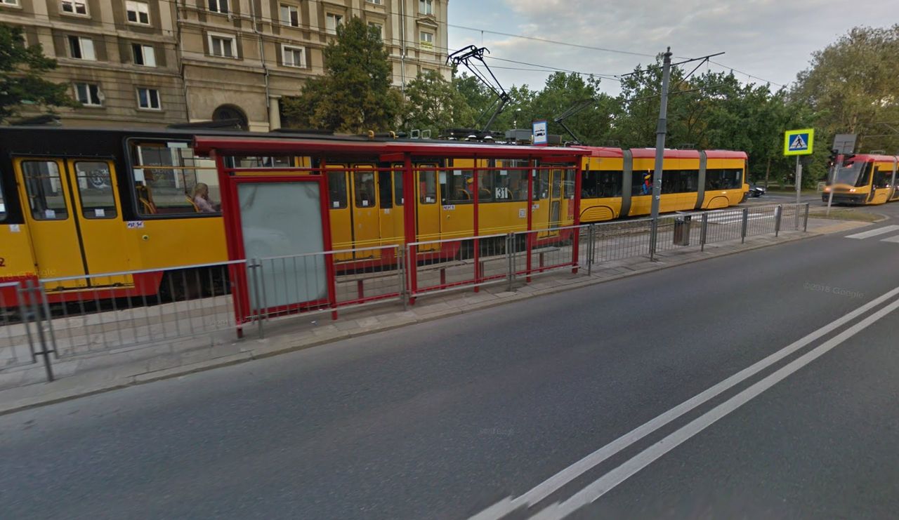 Muranów. Wjechała lexusem w przystanek tramwajowy