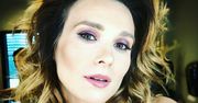 Kajra pokazała zdjęcie bez makijażu. Chwyta promienie słońca, a fani pytają, ile ma lat