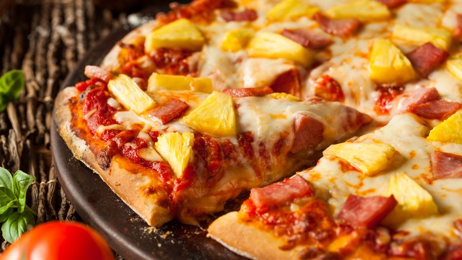 Pizza z ananasem. Większość wybrzydza, a tymczasem jest to bardzo popularna pizza wśród Polaków.