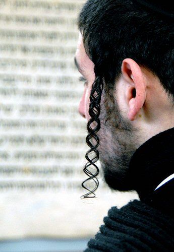Żydzi z całego świata obchodzą rocznicę śmierci cadyka