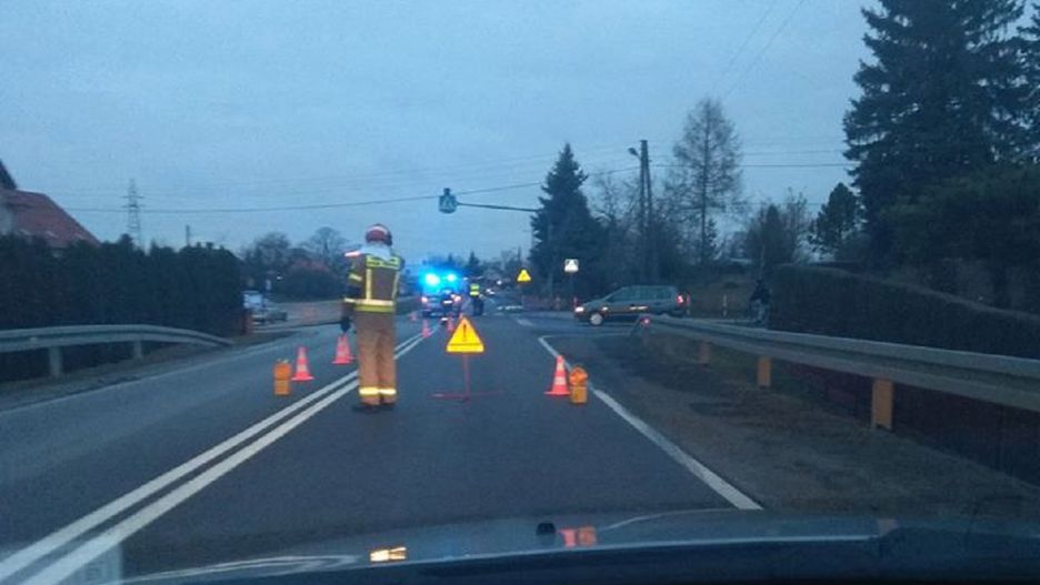 Leżajsk. Na krajowej "77" policja i strażacy kierują na objazdy.