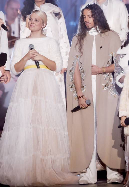 Michał Szpak i Karolina Szostak w takim samym płaszczu