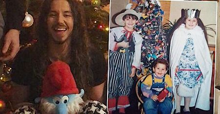 Michał Szpak pokazał bardzo przystojnego brata i piękne siostry w świątecznej sesji! Razem odtworzyli zdjęcie z dzieciństwa. To trzeba zobaczyć