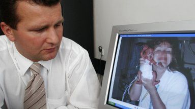Prokurator Tomasz Tadla ogląda zdjęcia, które pielęgniarki zrobiły sobie z wcześniakiem