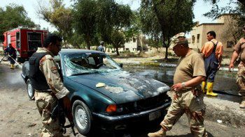 Iraccy żołnierze zabezpieczają miejsce ataku