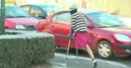 Żebrak "dorobił" się na kalectwie. Ma trzy BMW (WIDEO)