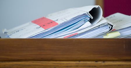 Powoływali się na wyroki sądu, który nie istnieje. Wyłudzili 23 mln zł