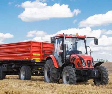 Miotła w traktorze. Rolnicy wciąż zapominają, że nie wolno zaśmiecać dróg