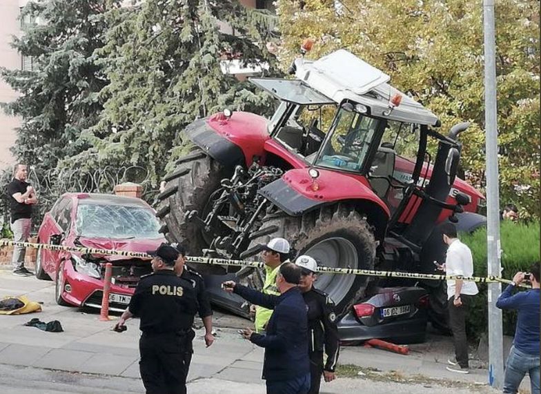 Staranował samochody traktorem. Mężczyzna postrzelony przez policję w Ankarze
