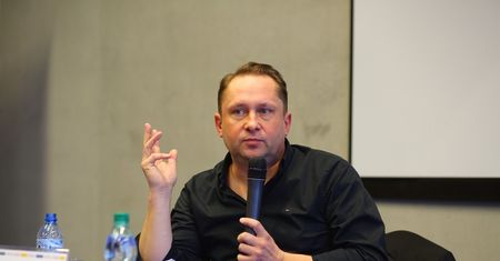 Czym jeździł Kamil Durczok? Dziennikarz lubi luksusowe samochody