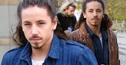 Michał Szpak w dżinsowym kombinezonie promuje "The Voice"! Nie zabrakło pięknych, damskich bucików!