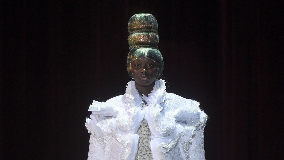 Kreacja Rei Kawakubo, która została uszyta z koniakowskich koronek