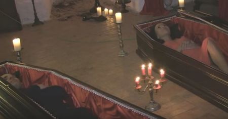 Halloween marzeń? Przespali się w trumnach w zamku Drakuli