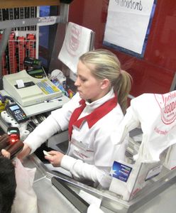 "Dlaczego ludzie wciąż płacą gotówką za codzienne zakupy?". Internauta zirytowany kolejkami w sklepach