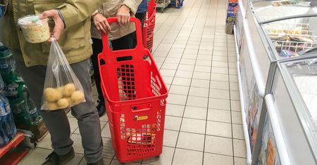 Inflacja w październiku nieco niższa. Mimo ciągle mocno drożejącej żywności