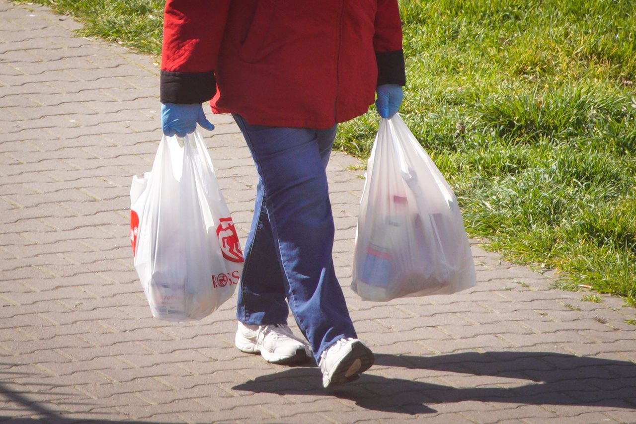 Koronawirus. Jak bezpiecznie rozpakować zakupy?