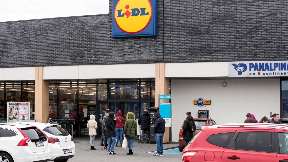 W jakich godzinach możemy zrobić zakupy w weekend?