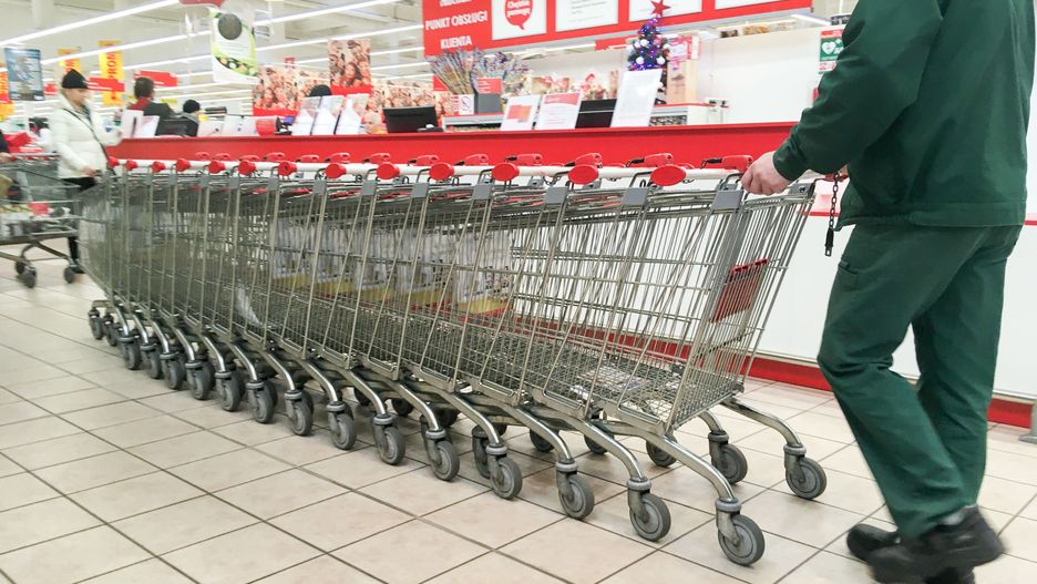 Polacy zmieniają zakupowe przyzwyczajenia. Zyskują dyskonty, tracą supermarkety