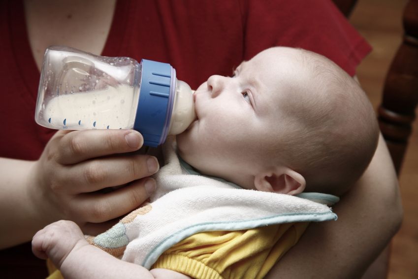 Trzymanie niemowlaka na rękach w czasie jedzenia 