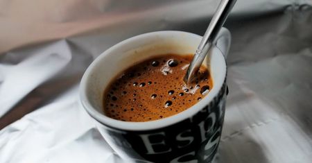 Do kawy dodaj łyżeczkę. Twój mózg wskoczy na wyższe obroty
