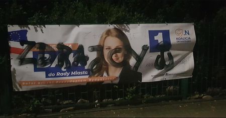 Ktoś niszczy plakaty wyborcze w Bydgoszczy. Namalował napis "zdrajcy" i symbol Polski Walczącej