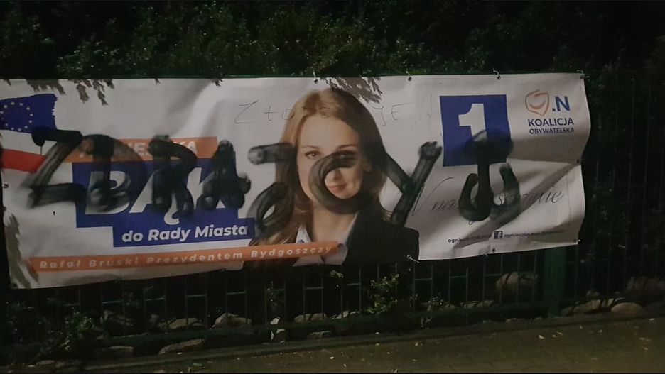 Nieznany sprawca zdewastował pięć plakatów wyborczych Agnieszki Bąk z PO
