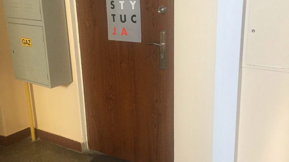 Plakat "KonsTYtucJA" na drzwiach. 