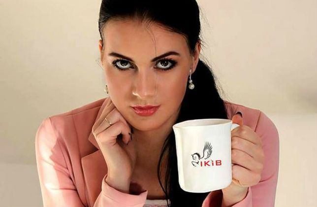 Malwina Turek, właścicielka agencji pracy, co niedziela daje pracę modelkom, studentom. Zakaz handlu w niedzielę zniszczy jej biznes. 