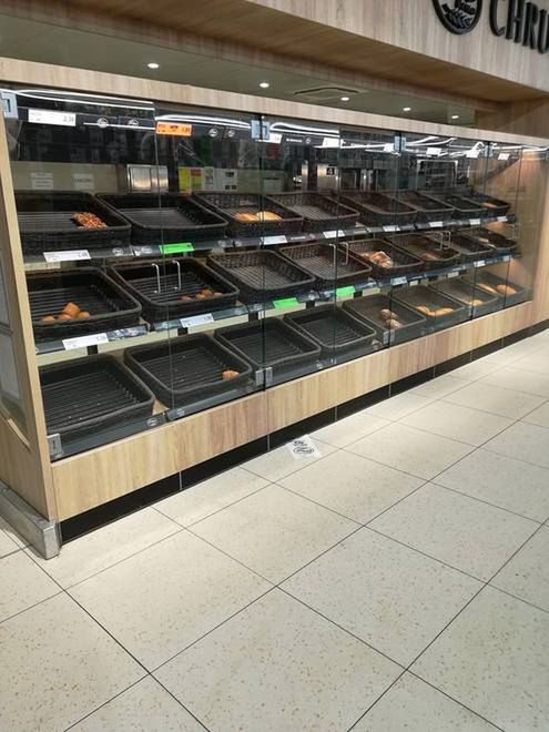 Puste półki w jednym z hipermarketów 