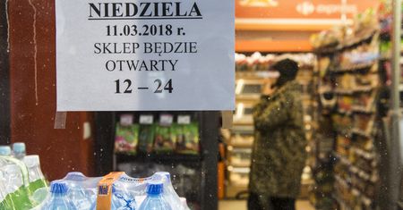 Zakaz handlu miał uszczęśliwić pracowników. Nie wszystkim się podoba