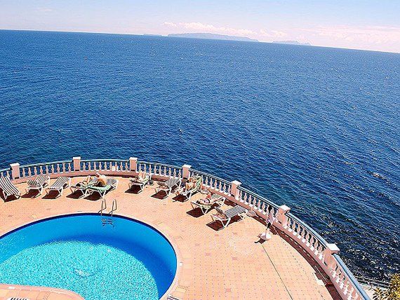 Z hotelu Rocamar & Royal Orchid na malowniczym klifie na Maderze w Portugalii widzimy Atlantyk 
